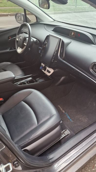 Продам Toyota prius prime