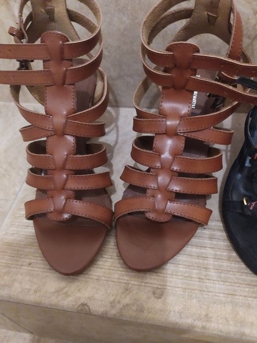 Sandały na obcasie.