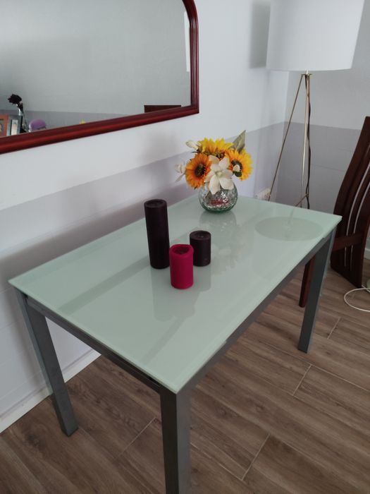 Mesa de cozinha em bom estado