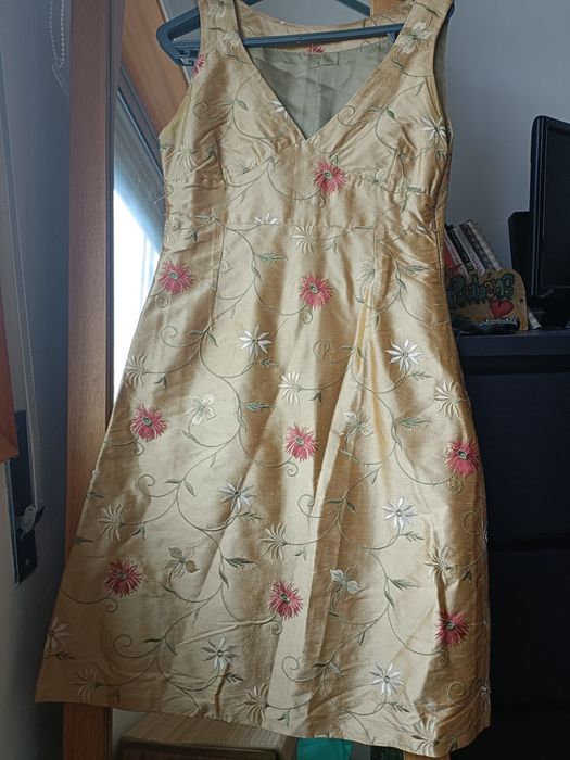 Vestido de cerimónia em tecido bordado feito á mão