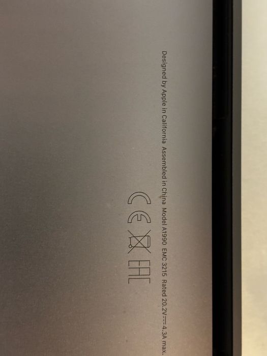 Macbook Pro A1990 EMC 3215 | 2018 | Avariado