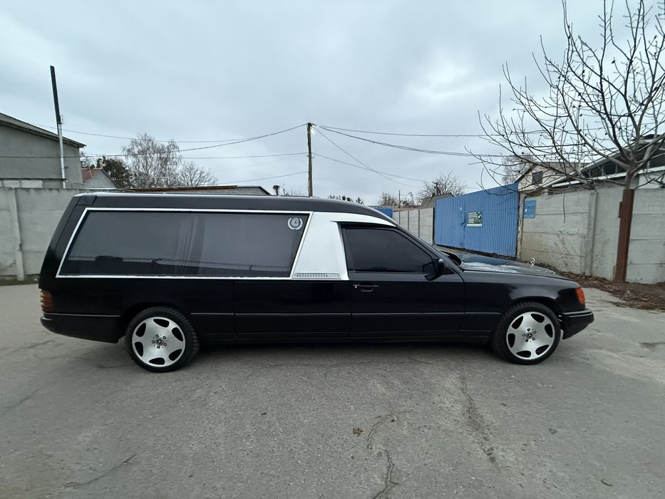 Катафалк Mercedes E-class Pollmann W124