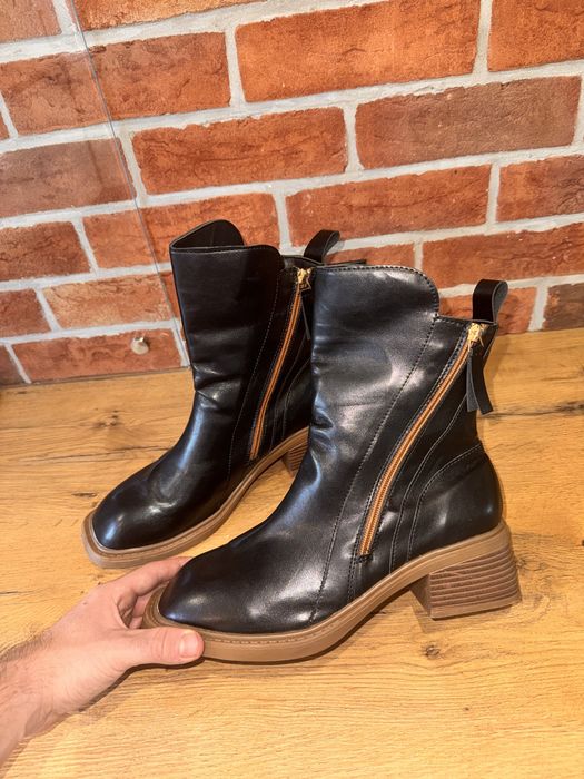 czarne botki w stylu retro