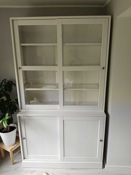 Witryna, biała szafa przeszklona Ikea Havsta do salonu