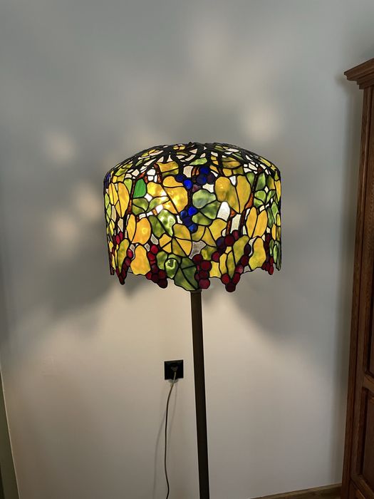 Mosiężna podłogowa lampa witrażowa Tiffany