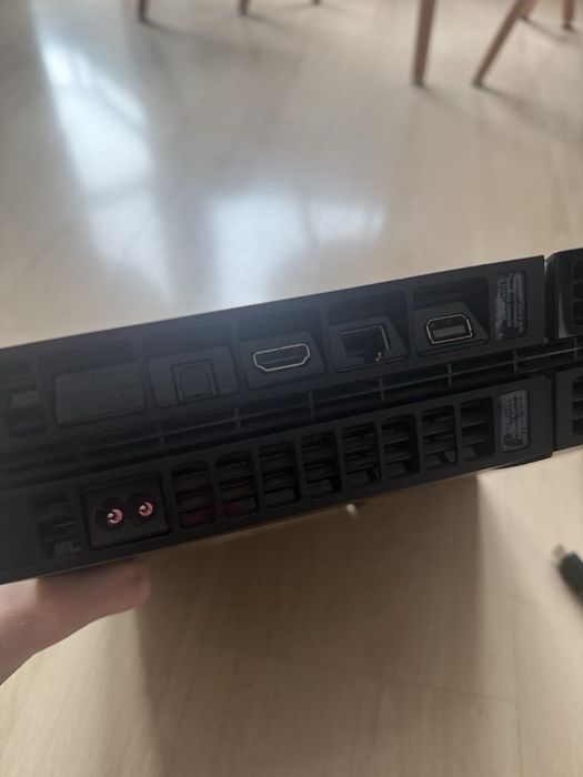 Zamienię/Sprzedam PlayStation 4 FAT 500GB + 2 kontrolery