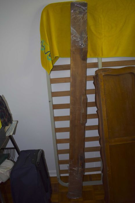 Cama Queen Anne em madeira entalhada – para restauro