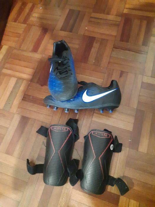 Chuteiras nike 34 e caneleiras