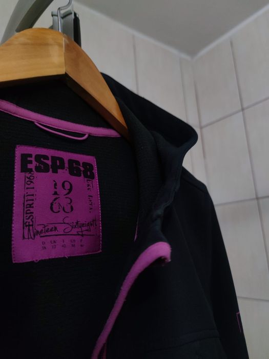 Czarna bluza L softshell z kapturem. Z przodu znajduje się zamek błysk