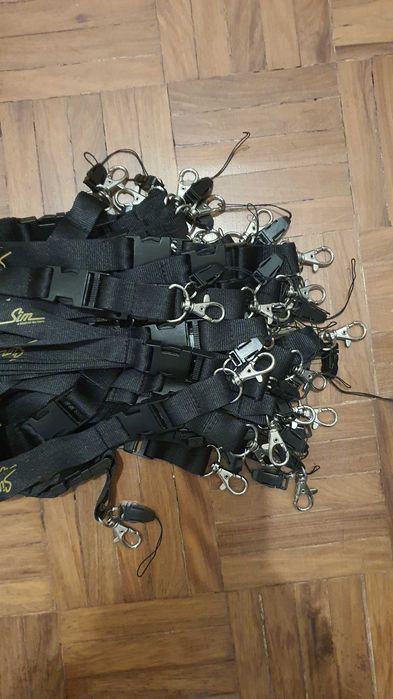 Fitas ou lanyards pretas