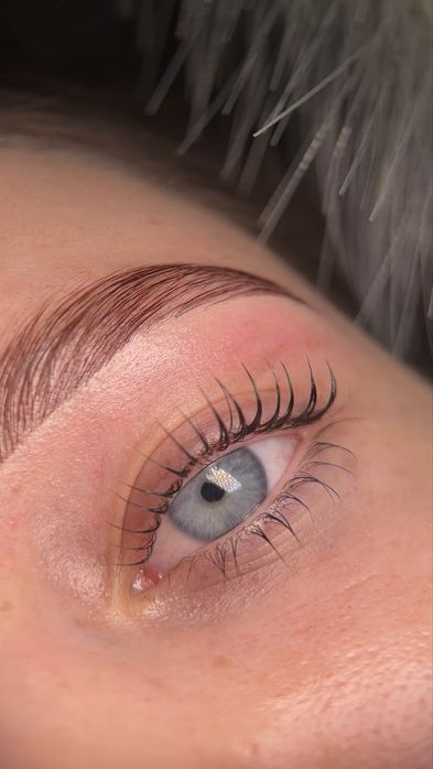 Modelka laminacja koreanska rzęs i brwi gocław lifting