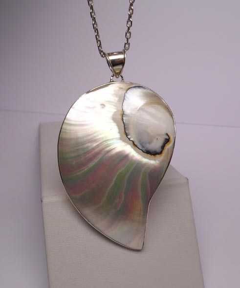 Srebrna zawieszka liść masa perłowa.