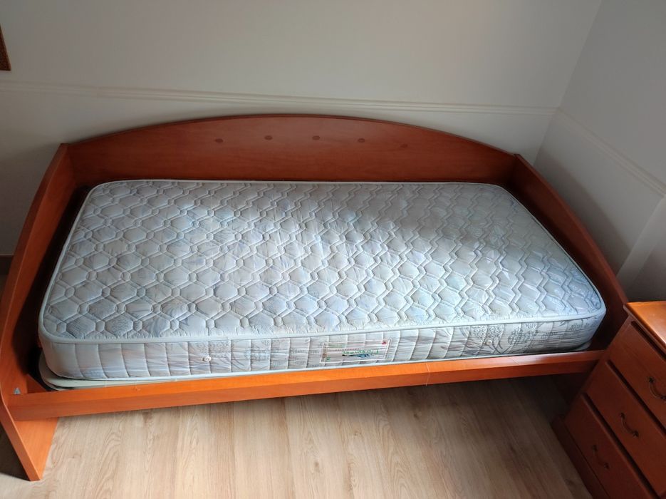 Cama dupla com estrado