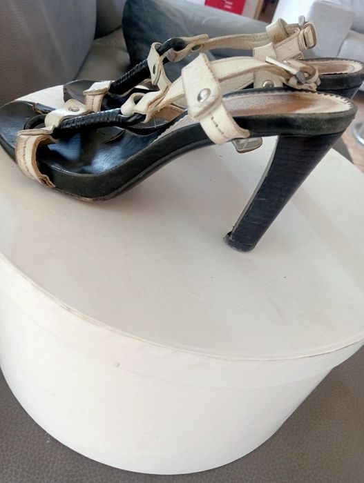 Sandálias Prada em couro preto e branco