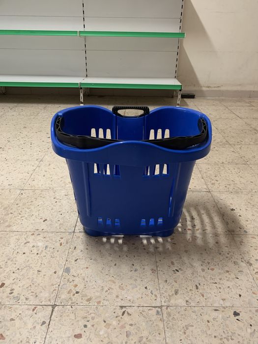 Cestos de supermercado azuis em plastico