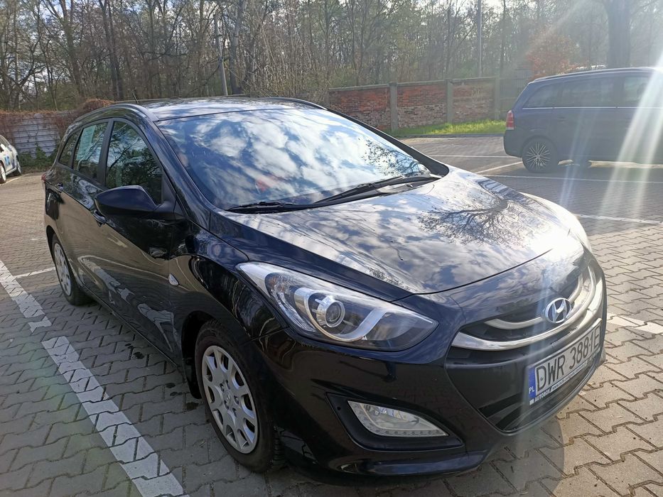Samochód Hyundi i30 Kombi, Polski Salon, czarny, drugi właściciel. Z pewnych rąk.