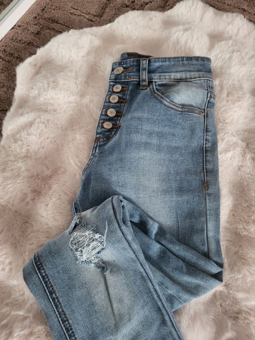 Jenasy z przetarciami dziurami kilkoma guzikami