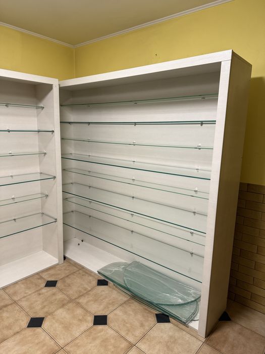 Продаються два стелажі з скляними полицями