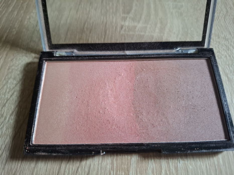 Róż do twarzy Revolution