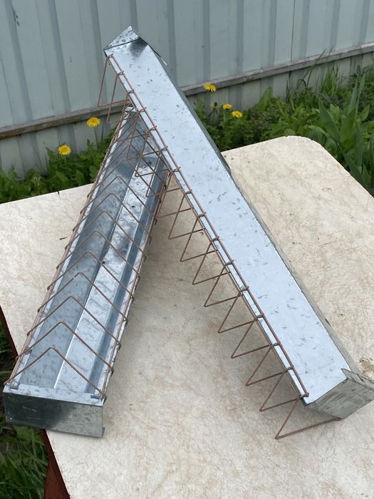 Годівнички та поїлки для птахів