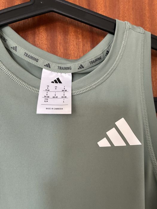 Top Adidas , Verde c riscas brancas