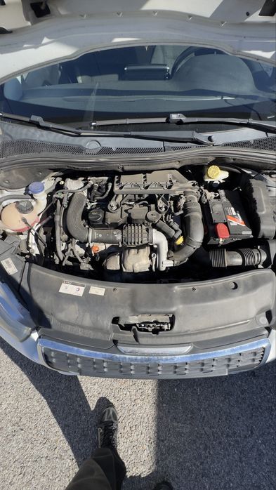Vende-se Peugeot 208, motor 1.4 HDi (gasóleo), ano 2014, com cerca de 169.357 km.
