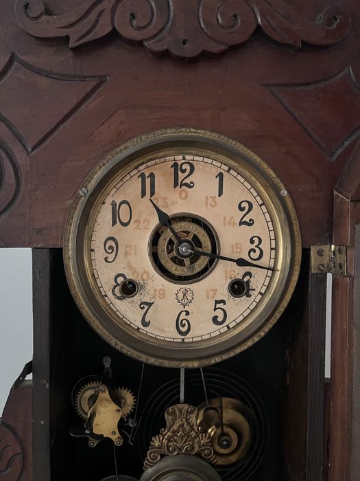 Relógio antigo de pé