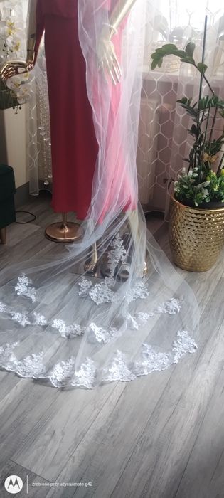Piękny długi welon ślubny