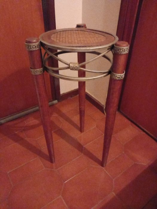 Mesinha ou coluna em madeira