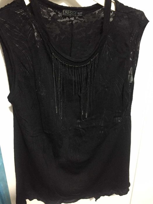 t-shirt senhora com aplicaçoes na parte da frente