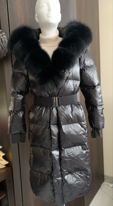 Plaszcz puchowy z kapturem obszytym lisem naturalnym