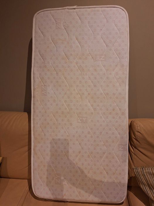 Cama com colchão e cómoda bebé