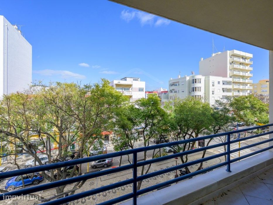 Apartamento T3 localizado na avenida principal de Loulé, Algarve