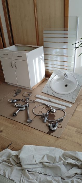 Móvel lavatório, resguardo banheira, torneiras, chuveiro