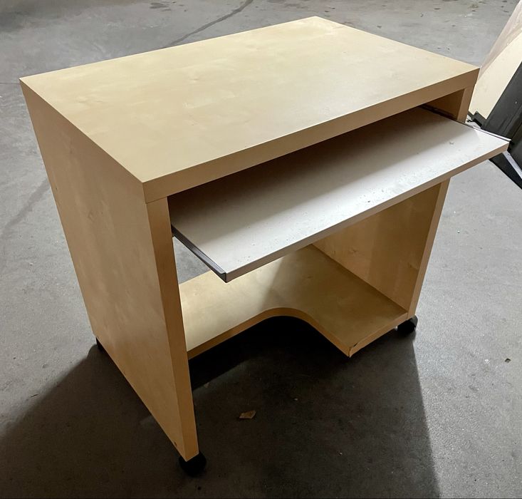 Sectetaria de computador com rodas.