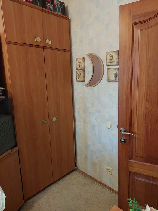 Мебель, секции стенки, кровать, письменный стол, полки.
