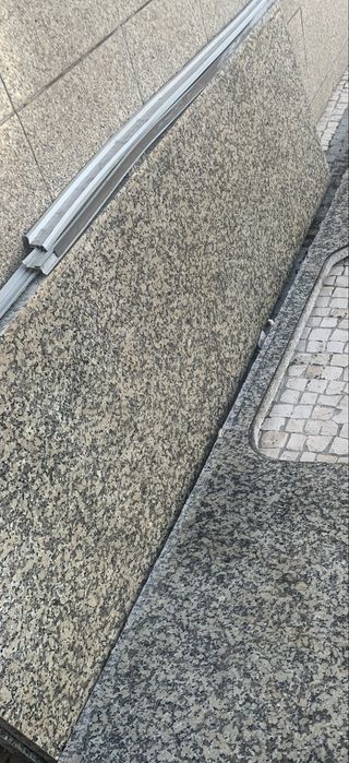 2 Tampos em granito polido Monção