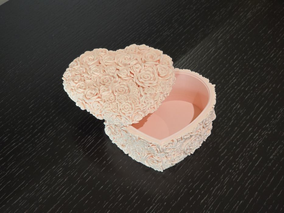 Caixa Coração com Pétalas Rosa