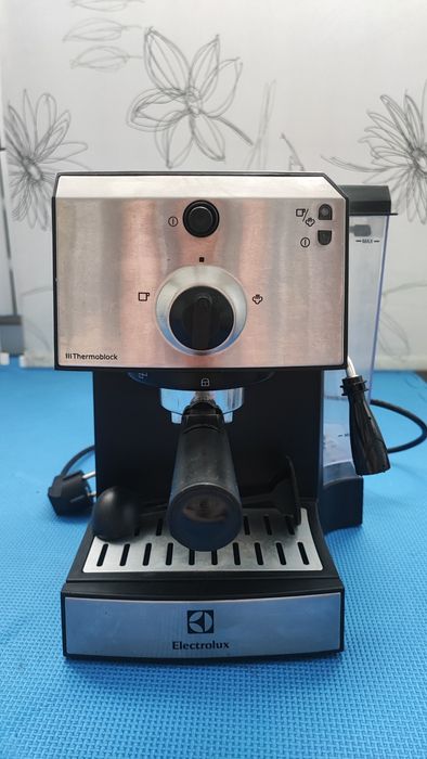 Кофемашина кавоварка Electrolux EEA111