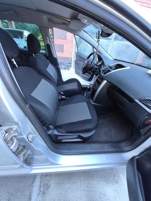 автомобіль Peugeot 207