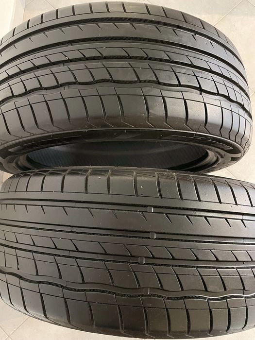 Pneus MOMO M-3 Outrun 235/45/18 ZR Novos 2unidades