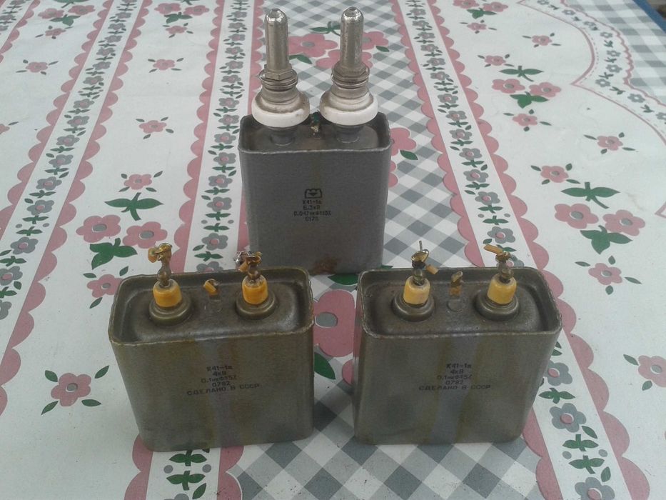 Конденсатор бумажный и пусковой.