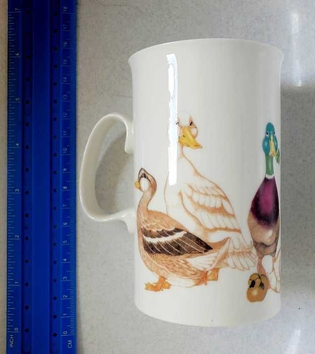 Chávena em porcelana branca fina, pintada com patos