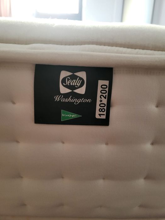 Cama com arrumação e excelente estado de conservação.