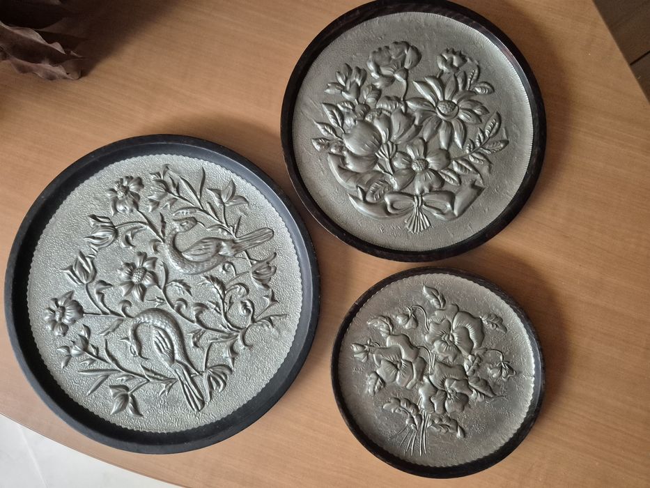 Conjunto de 3 vasos de madeira decorados com folha de estanho.