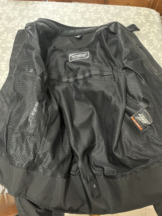 € PARA DESPACHAR € Capacete e jaqueta de moto