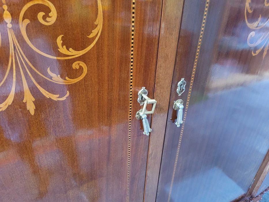 Roupeiro antigo em muito bom estado geral