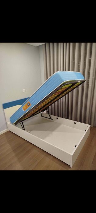 Cama de solteiro + mesa de cabeceira
