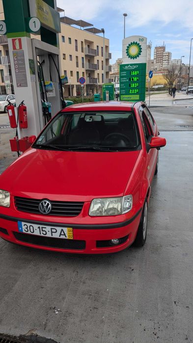 Estou vendendo um carro Polo de 2000.