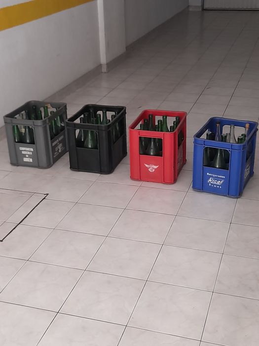 Quatro caixas antigas  de vinho, com as 12 garrafas.